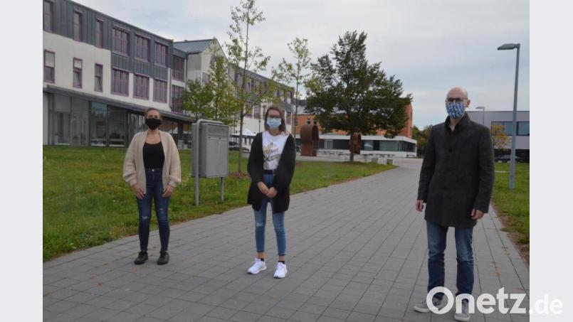 Eva Blau, Miriam Heindl und Sebastian Wendl (von links), Studierende im fünften Semester, kommen mit den Corona-Vorlesungen gut zurecht, finden aber, dass das Studentenleben leidet. Bild: Kunz