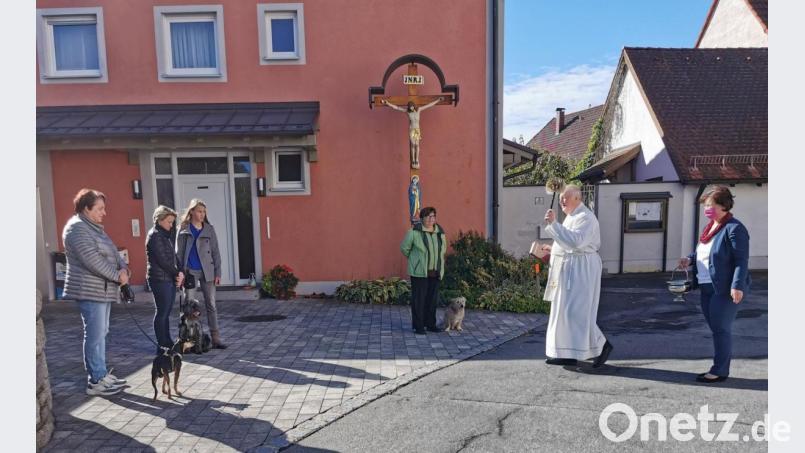 Pfarrer Erwin Bauer segnete die Hundehalterinnen mit ihren treuen Begleitern. Bild: gz