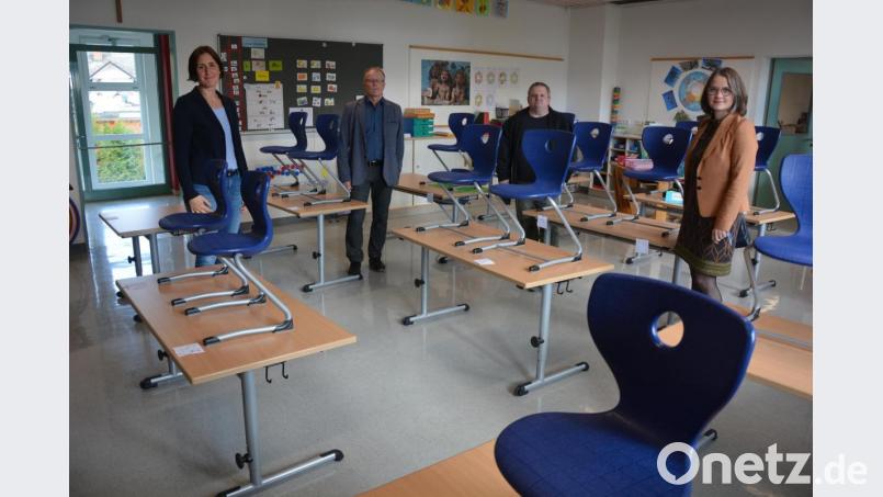 Für die Klassenzimmer wurde neues Mobiliar angeschafft. So gibt es jetzt höhenverstellbare Tische und bequemere Stühle. Im Bild Schulleiterin Johanna Reger, Bürgermeister Max Bindl, Thorsten Malikowski (Marktverwaltung) und Schulrätin Martina Puff bei der Besichtigung der neuen Schulmöbel. Bild: jr