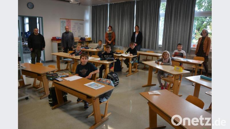 Gleich nach dem Mittagessen können die Kinder der Offenen Ganztagsschule in diesem Raum ihre Hausaufgaben erledigen – natürlich unter fachkundiger Aufsicht. Jedes Kind sitzt an einem eigenen Tisch – nicht nur Corona-bedingt, sondern auch zur besseren Konzentration. Mit im Bild (von links) Thorsten Malikowski (Marktverwaltung), Bürgermeister Max Bindl, Betreuerin Marion Burger, Schulleiterin Johanna Reger und Schulrätin Martina Puff. Bild: jr
