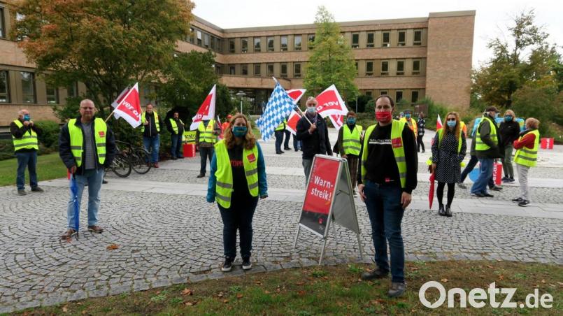 "Klatschen allein reicht nicht aus“. Unter diesem Motto streikten Beschäftigte des öffentlichen Dienstes am Mittwoch vor dem Landratsamt für „eine Wertschätzung, die sich auch materiell ausdrückt“. Bild: Hirsch