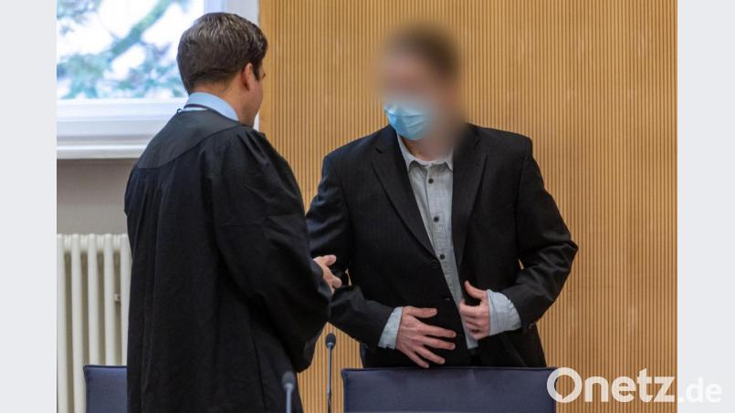 Der Angeklagte (r) spricht im Verhandlungssaal des Landgerichts mit seinem Verteidiger Johannes Büttner. Bild: Armin Weigel/dpa