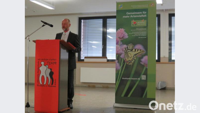 Blühpaktmanager Dr. Stephan Niederleitner freute sich über das Engagement des Landkreises und der Schulen Bild: adj