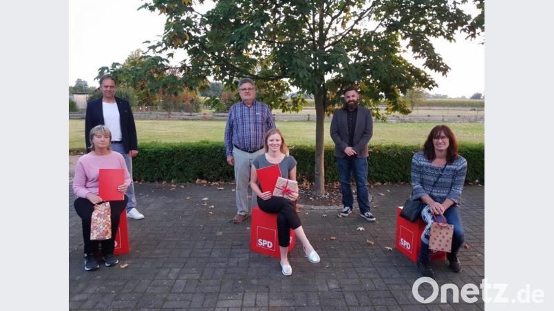 Mitgliederehrung bei der Schirmitzer SPD: Stellvertretender Ortsvorsitzender Christoph Schiesl, Fraktionsvorsitzender Walther Piehler und stellvertretender Kreisvorsitzender Sebastian Dippold (von links) beglückwünschen die Jubilare Silvia Aster, Nicole Bäumler und Heike Zaruba (von links). Bild: du