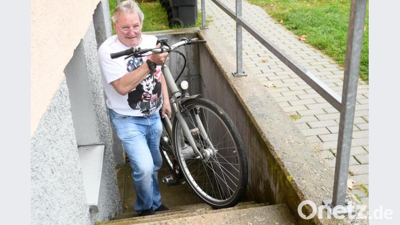 Aus dem Keller schleppt Reinhard Hübner das alte E-Bike nach oben. Mit dem betagten Rad muss er derzeit die Einkäufe der Kleinen Städtischen Hilfe erledigen. Sein neues Gefährt wurde direkt vor der Haustür geklaut. Bild: Gabi Schönberger