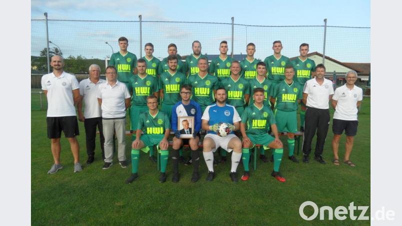 Vorstandschaft, Trainer und die Betreuer mit der Kreisklassenmannschaft des FC Wernberg gedachten Willi Hartinger. Bild: she