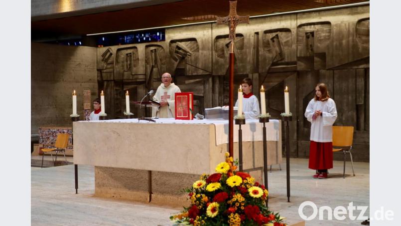 Pfarrer Alois Berzl schwor die Michelaner bei seiner Festpredigt zum 50-jährigen Weihetag der Pfarrkirche St. Michael auf die Gemeinschaft der Pfarrfamilie ein. Bild: ads