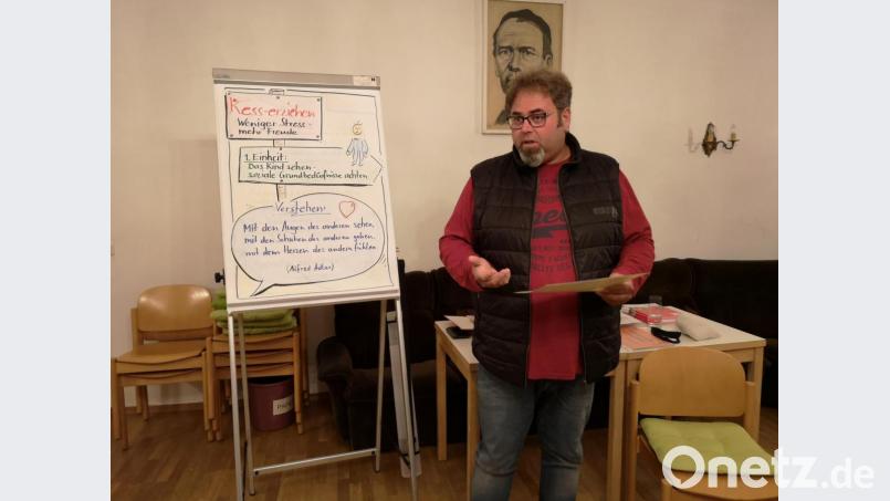 &quot;Weniger Stress - mehr Freude&quot; versprach ein Elternkurs für Mütter und Väter von Kindern von drei bis elf Jahren, den die Kolpingsfamilie an insgesamt fünf Abenden anbot. Der zertifizierte Kursleiter Sebastian Wurmdobler zeigte neue Möglichkeiten in der Erziehung auf. Bild: hir