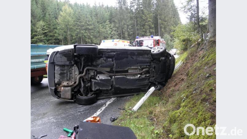 Der Skoda blieb mit Totalschaden auf der Seite liegen. Bild: dob