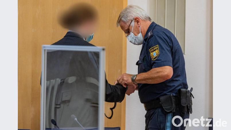 Der Angeklagte im Fall Maria Baumer ist vor dem Landgericht Regensburg wegen Mordes zu einer lebenslangen Freiheitsstrafe verurteilt worden. Bild: Armin Weigel