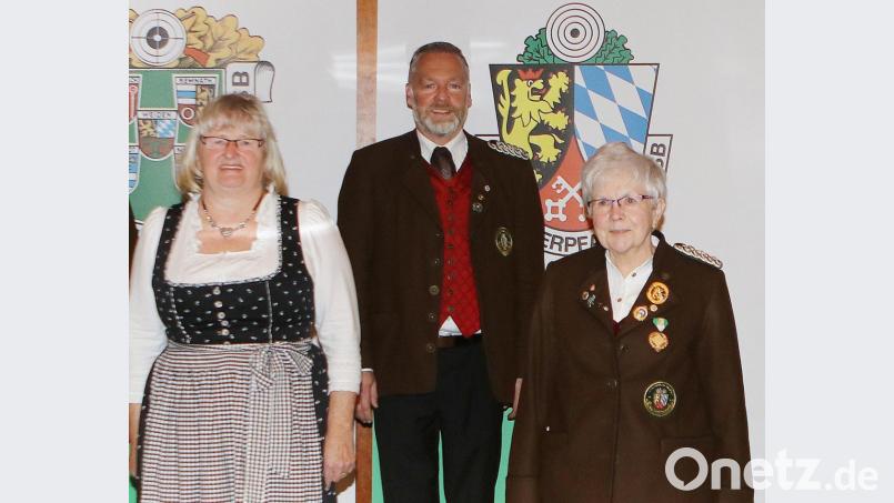 Zwei neue Ehrenmitglieder ernennt Bezirksschützenmeister Harald Frischholz mit Elfriede Kamm (links) und Helga Schmid aufgrund langjähriger Verdienste nach ihrem Ausscheiden aus ihren Bezirksämtern. Repro: Dobmeier