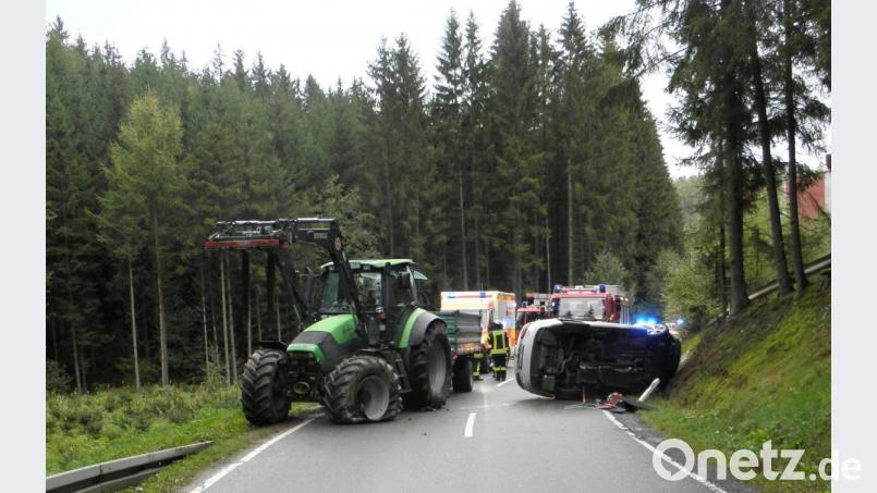 Der Skoda kam dem Traktorfahrer im unübersichtlichen Kurvenbereich regelrecht entgegengeflogen. Das Fahrzeug blieb total demoliert quer zur Fahrbahn auf der Fahrerseite liegen. Verletzt wurden die Beteiligten aber glücklicherweise nicht. Bild: dob