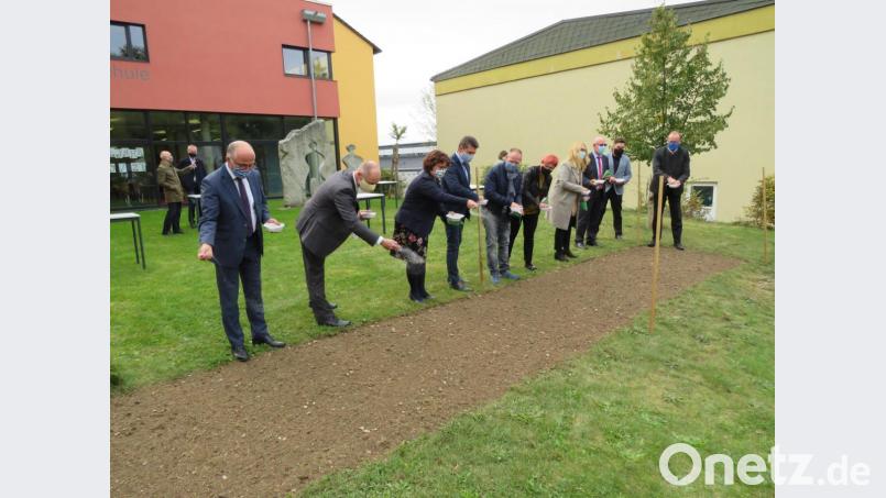 Startschuss für das Projekt &quot;Blühender Neustädter Schulhügel&quot;. Die erste Blumenwiese wird an der Neustädter Realschule eingesät. Aufblühen soll aber das gesamte Neustädter Areal rund um die Schulen mit 125 000 Quadratmetern Fläche. Bild: adj