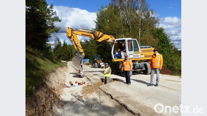 Die Ausbauarbeiten an der Gemeindeverbindungsstraße zwischen Kastl und Utzenhofen gehen voran. Die Straße wird auf eine Fahrbahnbreite von fünf Metern ausgebaut. Hinzu kommen je Seite 75 Zentimeter breite Bankette. Bild: jp