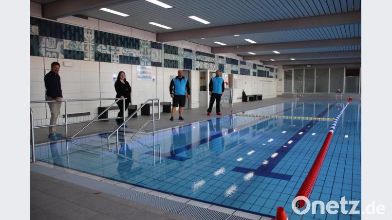 Im Schwarzenfelder Hallenbad erläuterten Bürgermeister Peter Neumeier, Melanie Kasowski vom Ordnungsamt und die beiden Bademeister Marco Bayerl und Tobias Bauer (von links) die Modalitäten für den seuchen-hygienisch korrekten Betrieb des Bades, das am Montag wieder aufmacht. Ab Dienstag ist es dann drei Mal in der Woche für die Öffentlichkeit geöffnet. Bild: Thomas Dobler
