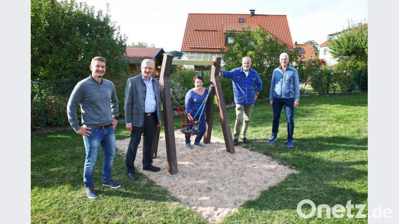 Stellvertretender SPD-Ortsvorsitzender Martin Gallersdörfer, Bürgermeister Johannes Reger sowie die SPD-Vorstandsmitglieder Olga Lamm, Franz Bauer junior und Dritter Bürgermeister Reinhold Kastner freuen sich über die Anerkennung ihres Engagements für den Kinderspielplatz. Bild: njn