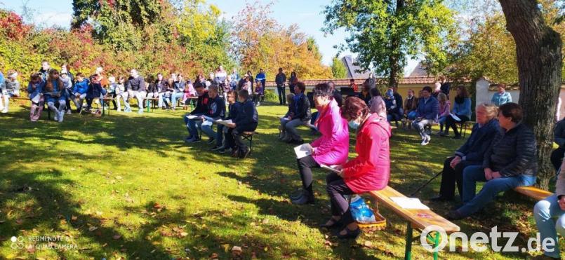 Dank für die Ernte: Die Andacht fand diesmal im Pfarrgarten statt, um die Abstandsregeln einhalten zu können.. Bild: Irmgard Eckl/exb