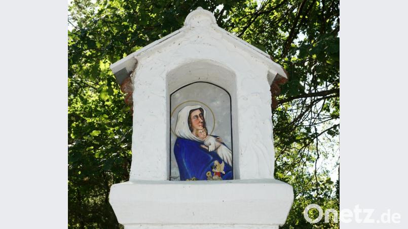 Nach der Restaurierung aus Spenden der Sternenwallfahrt der Pfarreiengemeinschaft St. Vitus Schnaittenbach und St. Margareta Kemnath a.B. erstrahlt das Frimberger-Marterl in Holzhammer im neuen Glanz. Bild: ads