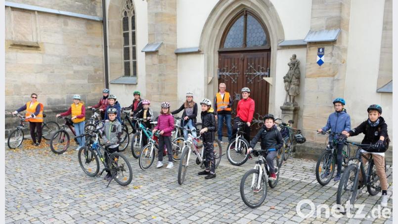 Zur Vorbereitung auf das Sakrament der Firmung am 28. Oktober organisieren Pastoralreferent Alfred Kick und Katharina Bormann-Fox eine Fahrradwallfahrt nach Speinshart. Unser Bild zeigt die Teilnehmer beim Start vor der Stadtpfarrkirche. Bild: do