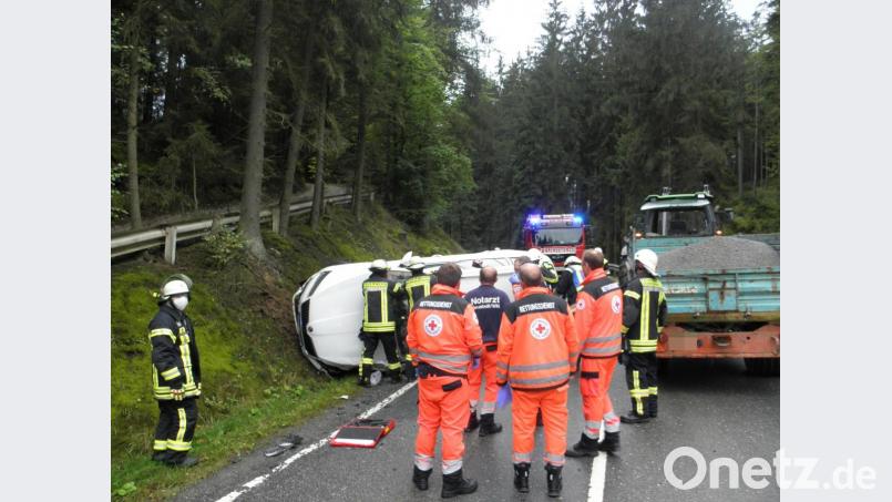 Die Feuerwehrkräfte bargen den Verletzten aus dem Wrack. Bild: dob