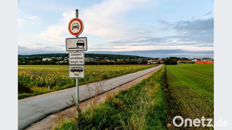 Das interkommunale Gewerbegebiet an der A 93 soll sich auch südlich des Brunnfelds (im Hintergrund) erstrecken. Im Zuge der Planungen taucht auch die einst begrabene &quot;Globus-Spange&quot; wieder auf. Bild: Hösamer