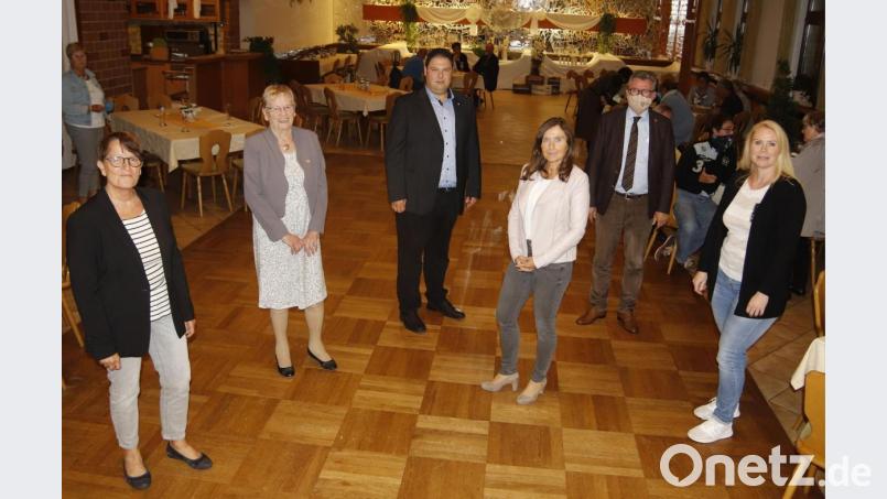 Ein glückliches Händchen wünschte die stellvertretende AWO-Bezirksvorsitzende Michaela Grashei (links) und Bürgermeister Michael Göth der neuen Führungsmannschaft mit Ursula Rähr, Christian Beyer, Geschäftsführerin Julia Rußwurm und Isabell Ebert (von links) bei den Entscheidungen. Bild: mfh