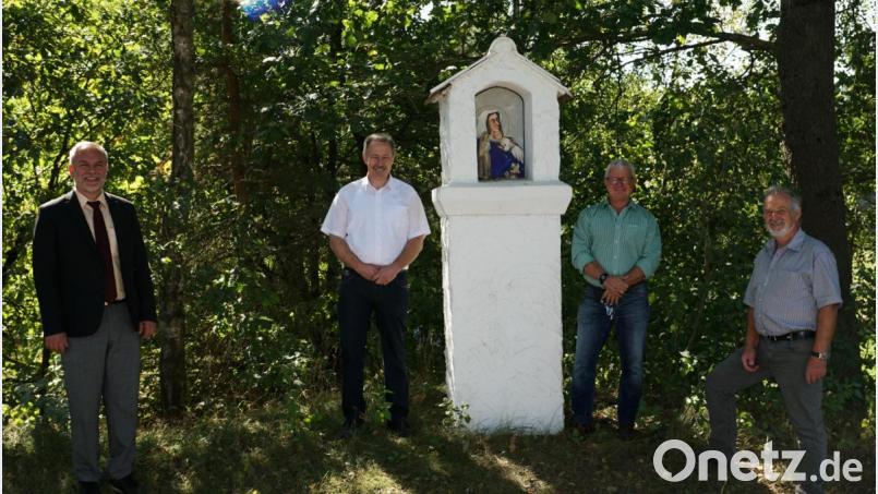 Marterlrenovierer Ernst Zimmerer (rechts) aus Trausnitz hat bei der Restaurierung des Frimberger-Marterls in Holzhammer beste Arbeit geleistet. Davon überzeugen sich bei einer Besichtigung Pfarrer Josef Irlbacher, der Schnaittenbacher Pfarrgemeinderatssprecher Martin Bergmann und der Marterlbeauftragte Bebbo Schuller (von links) . Bild: ads