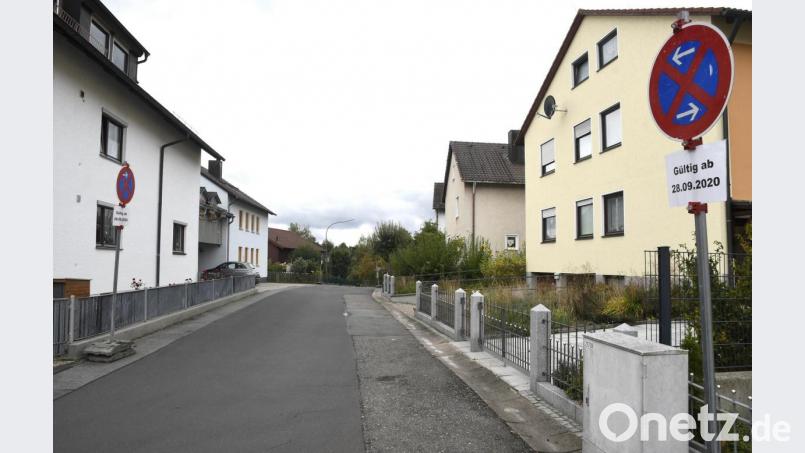 In der Straße &quot;Am Hopfengärtl&quot; beginnen am Montag Bauarbeiten. Ab dann gilt auch absolutes Halteverbot auf beiden Seiten. Bild: Petra Hartl
