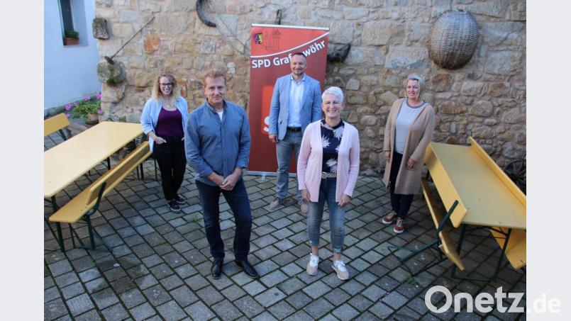 Die drei neuen Vorsitzenden Christina Lösch, Timo Schön und Claudia Wolf (hinten, von links) danken dem bisherigen SPD-Ortschef Thomas Weiß und Conny Spitaler (vorne, von rechts) für ihren langjährigen Einsatz. Bild: sne