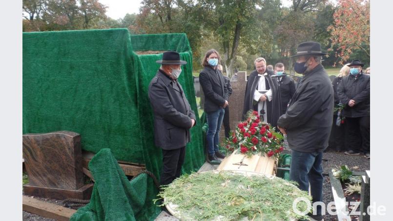 Unter beeindruckender Anteilnahme einer großen Trauergemeinde wurde der Altbürgermeister der Gemeinde Pullenreuth, Alfons Wegmann, auf dem Friedhof beigesetzt. Er war im Alter von 85 Jahren nach längerer Krankheit verstorben. Bild: br