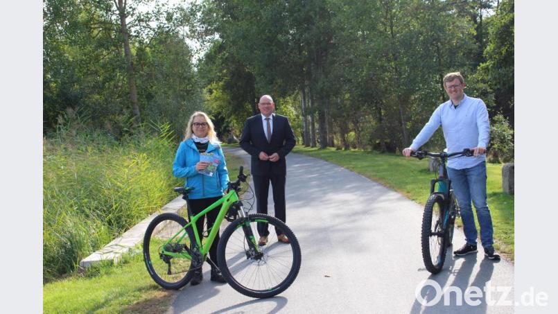 Kerstin Brunner von der Tourist-Info Marktredwitz, Oberbürgermeister Oliver Weigel und Sebastian Köllner vom Landratsamt Wunsiedel (von links) stellten die neue Karte für den Wallenstein-Radweg vor. Bild: fphs
