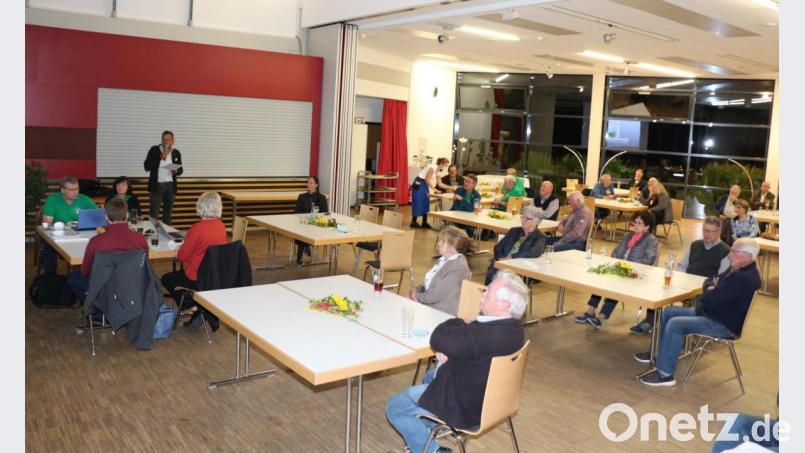 Auch mit Abstand können die Gartler den Ausführungen Schlögers gut folgen. Bild: rpp