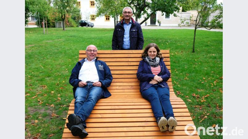 Beim Probeliegen zeigen sich Bürgermeister Albert Nickl (links) und Regionalmanagerin Annika Schreier (rechts) von der Bequemlichkeit des Liege-Sofas angenehm überrascht. Baudirektor Georg Braunreuther freut sich mit. Bild: do