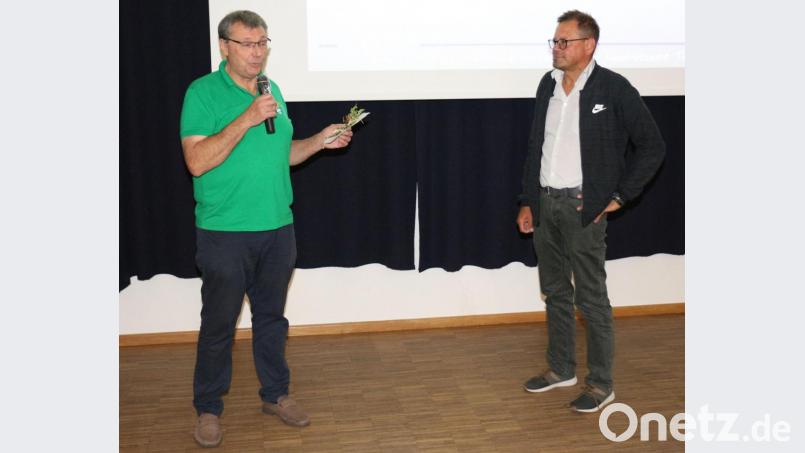 OGV Vorsitzender Josef Häckl bedankt sich bei Harald Schlöger für den informativen Vortrag. Bild: rpp