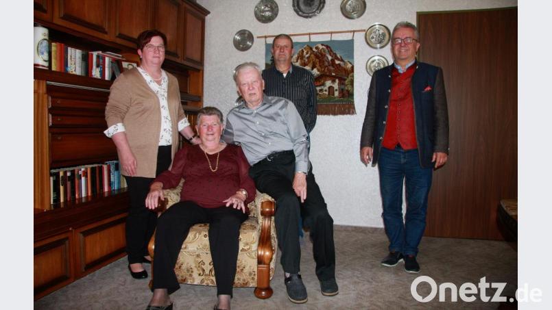 Im Familienkreis feierte Elfriede Gurdan 85. Geburtstag. Das Bild zeigt die Jubilarin mit ihrem Ehemann Michael. Ihr gratulierten Tochter Doris, deren Lebensgefährte Sebastian Maschauer und Bürgermeister Toni Dutz (hinten von links). Bild: wro