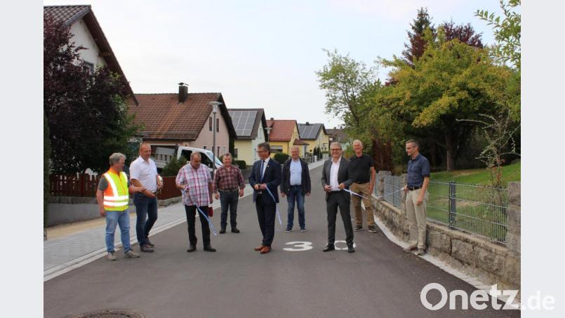 Bürgermeister Martin Birner (Mitte) gab mit Stadträten und den an der Sanierung Beteiligten die Ortsstraße &quot;Ufertal&quot; offiziell wieder für den Verkehr frei. Bild: pko