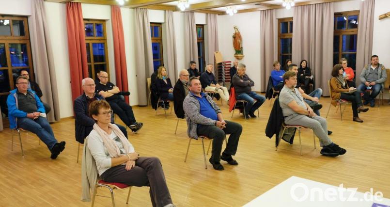 Das Schulhaus-Thema brennt den Bürgern noch immer unter den Nägeln. Wenige Tage nach dem Bürgerentscheid interessieren sich viele Kirchenthumbacher bei der Gemeinderatsdebatte über das weitere Vorgehen. Bild: do