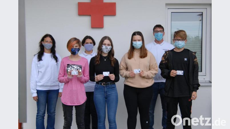 Die Jugendgruppe der BRK-Bereitschaft Neustadt am Kulm trifft sich wieder. Bei der ersten Zusammenkunft mit den Betreuerinnen Anja Prestele (hinten, von links) und Bianca Walter nach der Corona-Pause ist auch der stellvertretende Bereitschaftsleiter Benedikt Doreth dabei. Lena Zöller, Verena Seitz, Catharina Burucker und Hannes Burucker (vorne, von links) erhalten dabei ihren BRK-Ausweis. Bild: ow