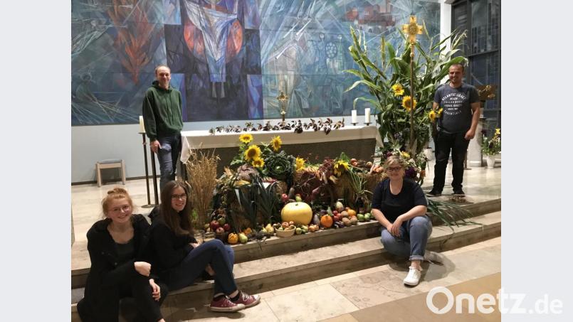 Stolz präsentieren die Mitglieder der Landjugend den von ihnen geschmückten Altar. Bild: adj