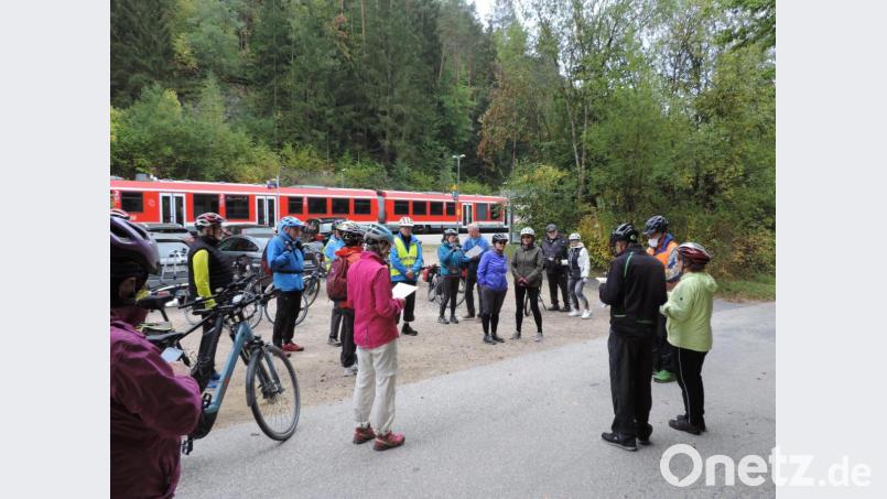 Vor dem Start am Bahnhof Rupprechtstegen weist Organisator und Radführer Adolf Mückl (Zweiter von rechts) die VHS-Radlergruppe in die Tour ein. Bild: exb