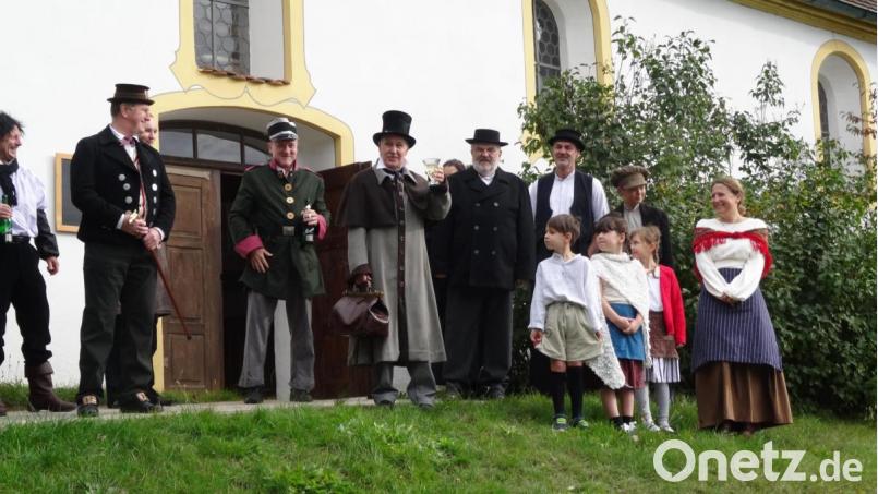 65. Geburtstag mitten in den Dreharbeiten. Der &quot;Amtsarzt&quot; Alfons Wanninger (Mitte mit Zylinder) wird vom Filmteam gefeiert.. Bild: hka