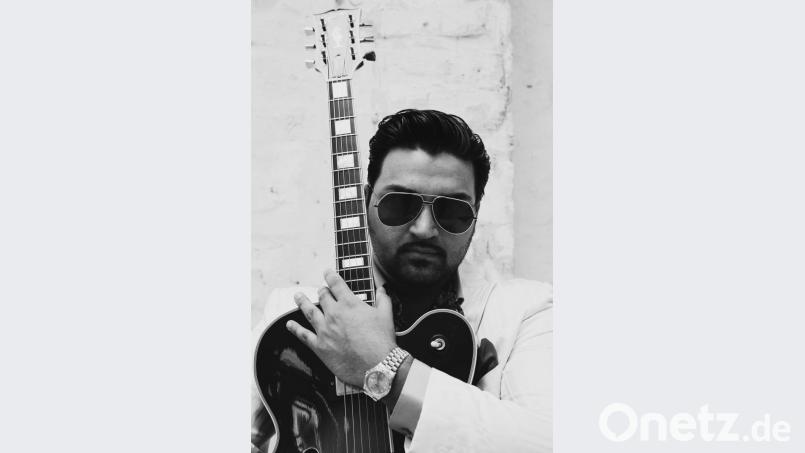 Giovanni Weiss (*1980) - Wegen einer drohenden Quarantäne hat Martin Taylor die Deutschlandtournee abgesagt. Echopreisträger Giovanni Weiss übernimmt den Gitarrenpart. Der aus einer Sinti-Familie stammende Gitarrenvirtuose spielt authentischen Gypsy-Jazz der Extraklasse. Bild: exb