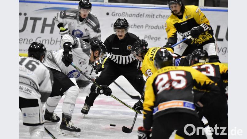 Auge in Auge mit Top-Teams der Bayernliga ist der ERSC Amberg (im Bild rechts) im Heimspiel am Freitag gegen den EHC Waldkraiburg und in der Auswärtspartie am Sonntag beim EHC Klostersee. 

Bild: Ziegler Archivbild: Hubert Ziegler