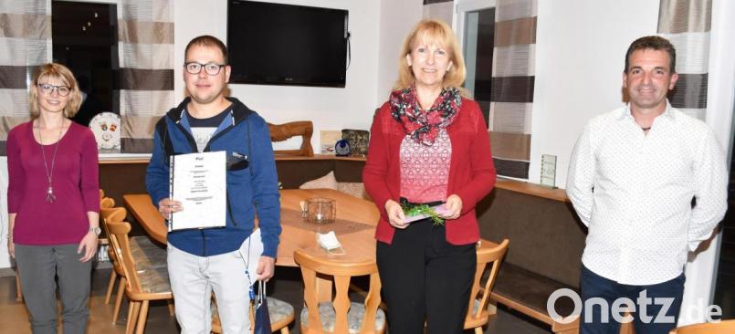 Auszeichnungen beim Wasser-Zweckverband Schwend-Poppberg-Gruppe (von links): stellvertretende Amtsleiterin Isabel Köstler von der Verwaltungsgemeinschaft Illschwang, Wassermeister Peter Kölbel, die bisherige Vorsitzende Brigitte Bachmann und ihr Nachfolger Elmar Halk. Bild: no