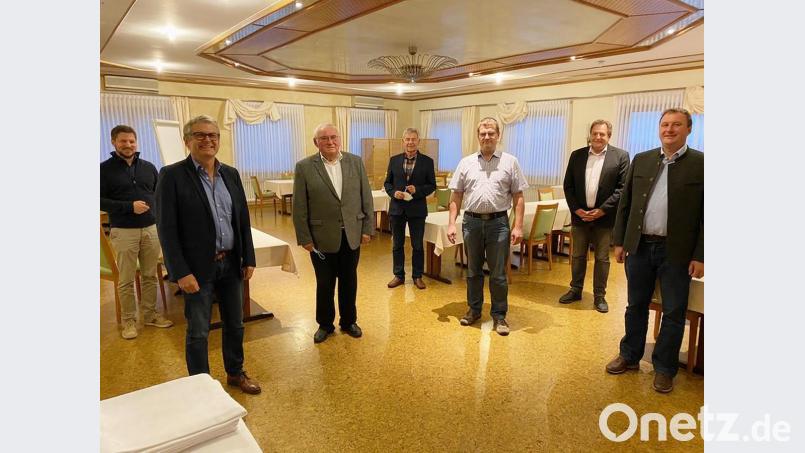 Die Freien Wähler verabschiedeten ehemalige Kreisräte. Das Bild zeigt von links Peter Neumeier, Martin Scharf, Josef Fischer, MdL Joachim Hanisch, Florian Meier, Kreisvorsitzenden Dieter Jäger und Stefan Enders. Bild: exb/Tischler