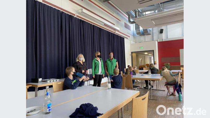 Anna Lehner von Learning Campus (stehend rechts) bespricht im Foyer mit Konrektorin Sandra Hering (stehend links) Einzelheiten über die Mittagbetreuung der Ganztagsschüler Bild: jzk