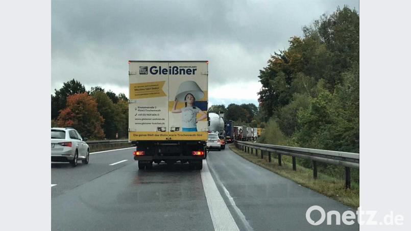 Nach einem Unfall auf der A93 zwischen Altenstadt und Weiden staute sich der Verkehr. . Bild: sfo