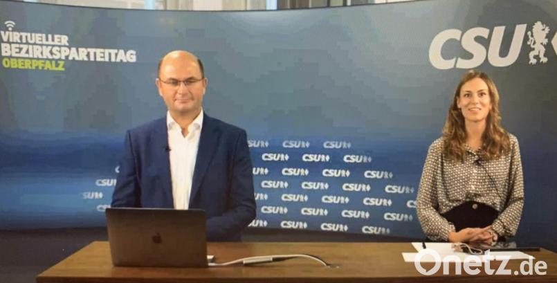 CSU-Bezirkschef Albert Füracker und Moderatorin Isabell Fries von der CSU-Landesleitung. Bild: CSU Oberpfalz