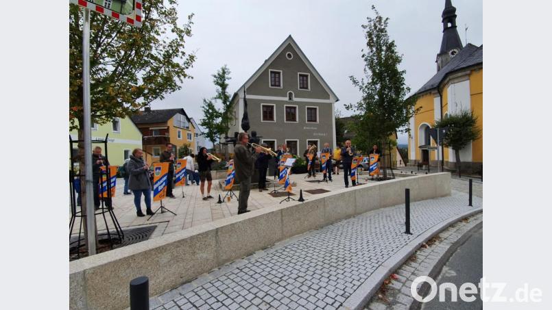 Endlich wieder Blasmusikklänge am 3. Oktober beim Standkonzert der Neuhauser Boum am Marktpodest. Bild: Bettina Michl