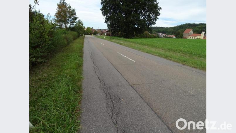 Die einen Kilometer lange Verbindungsstraße von Knölling nach Wolfring ist sanierungsbedürftig, sie muss in einer Tiefbaumaßnahme neu gemacht werden. Für 2020 sind 26 000 Euro an Ingenieurskosten im Haushalt. Die eigentlichen Baukosten in Höhe von rund einer halben Million Euro werden in den Etat für 2021 gestellt. Bild: Houschka